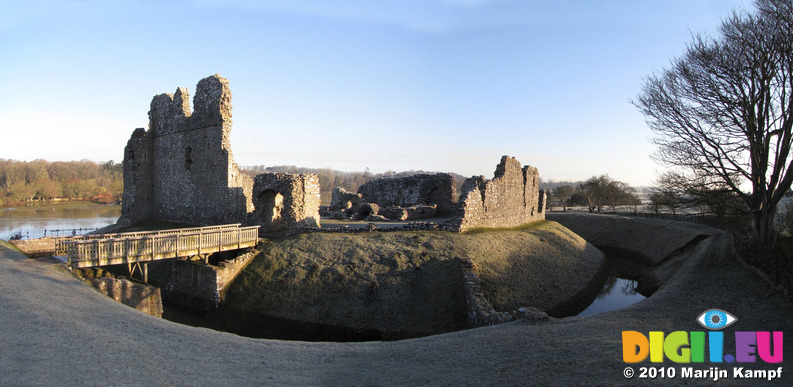 SX12579-12580 Ogmore Castle with high water and full moat